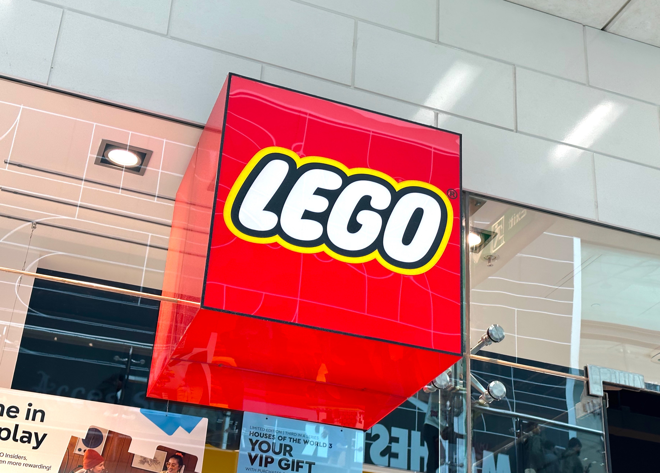 LEGO Website Hacked by Crypto Scam Promoting Fake LEGO Coin [Video]