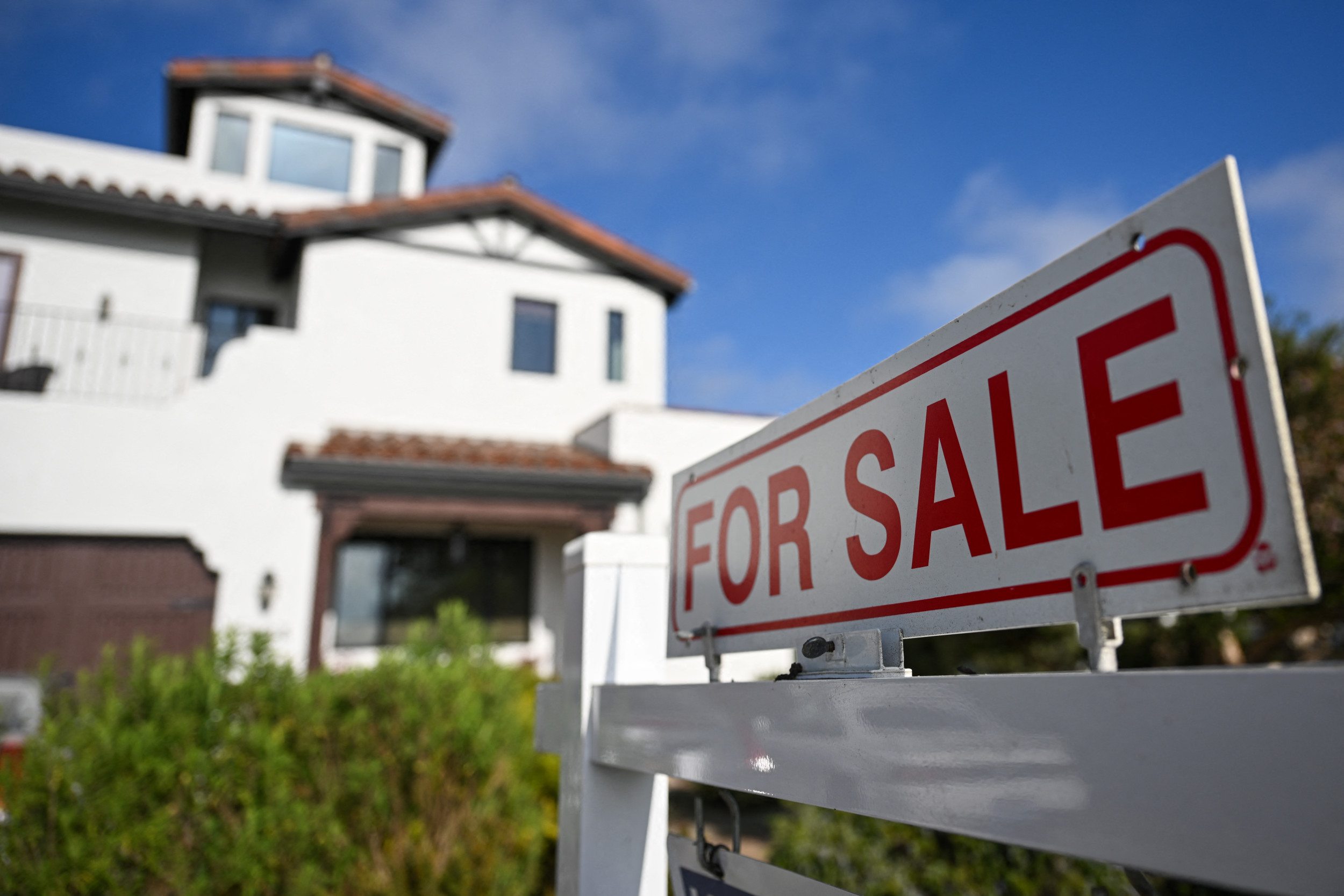 Average U.S. 30-Year Mortgage Rate Surges to 6.32 Percent [Video]