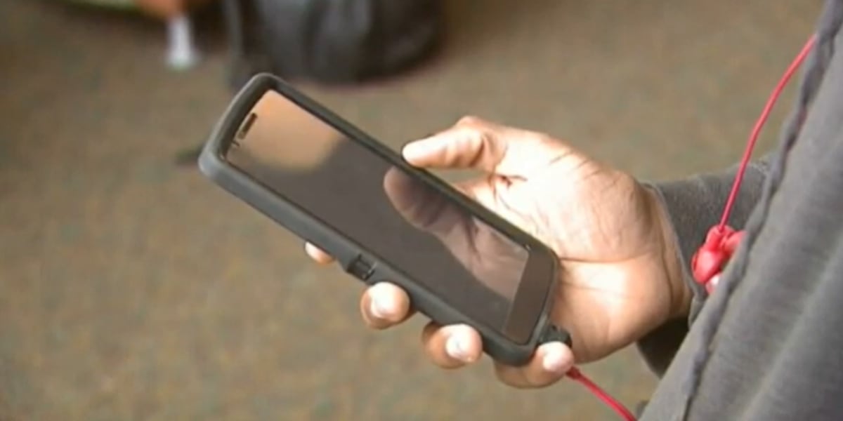 How parents can weigh in as Shawnee Mission Schools considers cell phone ban [Video]