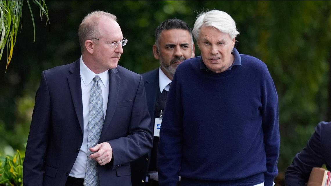 Former Abercrombie & Fitch CEO to be arraigned in New York [Video]