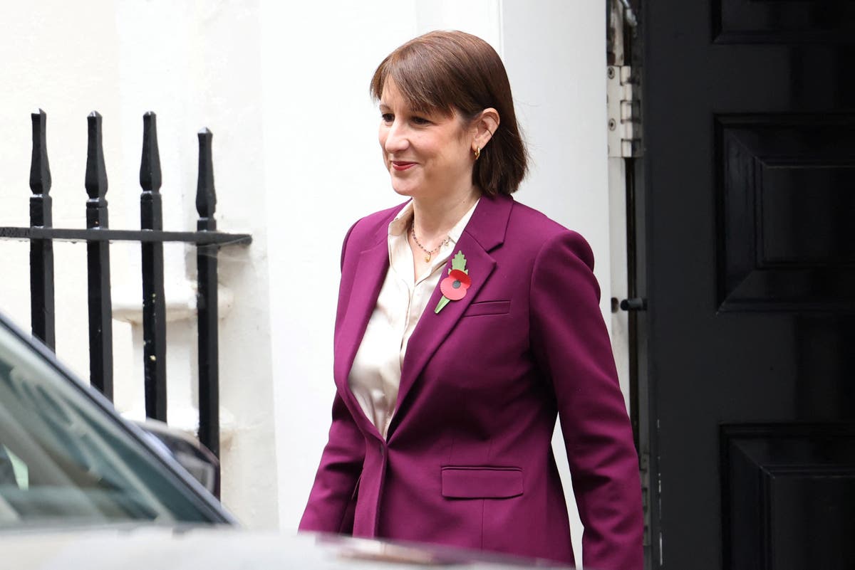 Watch: Rachel Reeves holds red box outside Downing Street ahead of Labours Budget announcement [Video]