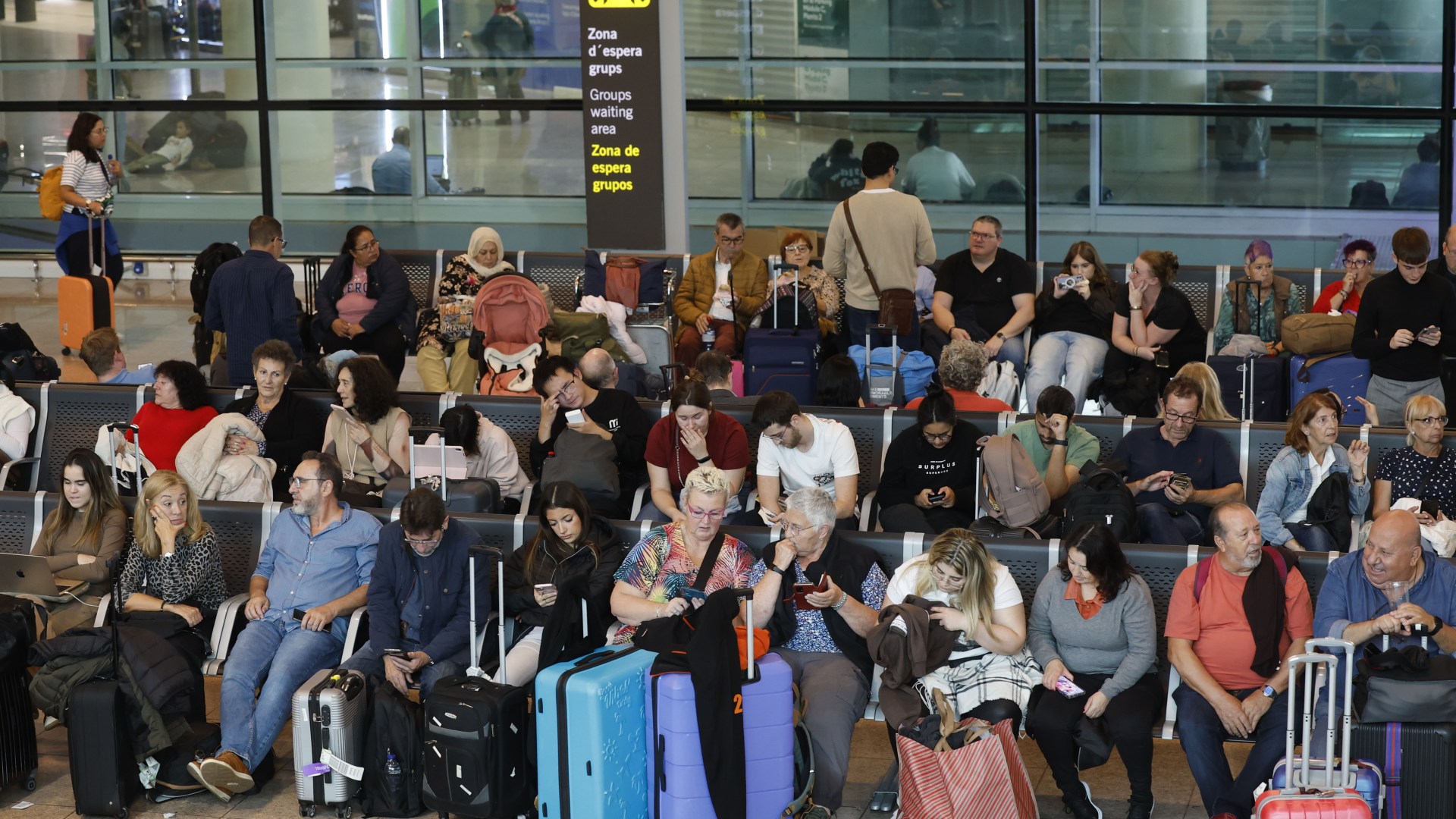 Airlines issue travel warning for Spanish airport with 100 flights cancelled following flash floods [Video]