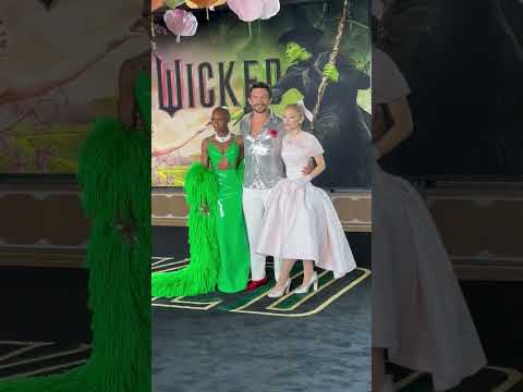 #JonathanBailey Poses Alongside #CynthiaErivo & #ArianaGrande at the #Wicked Premiere [Video]