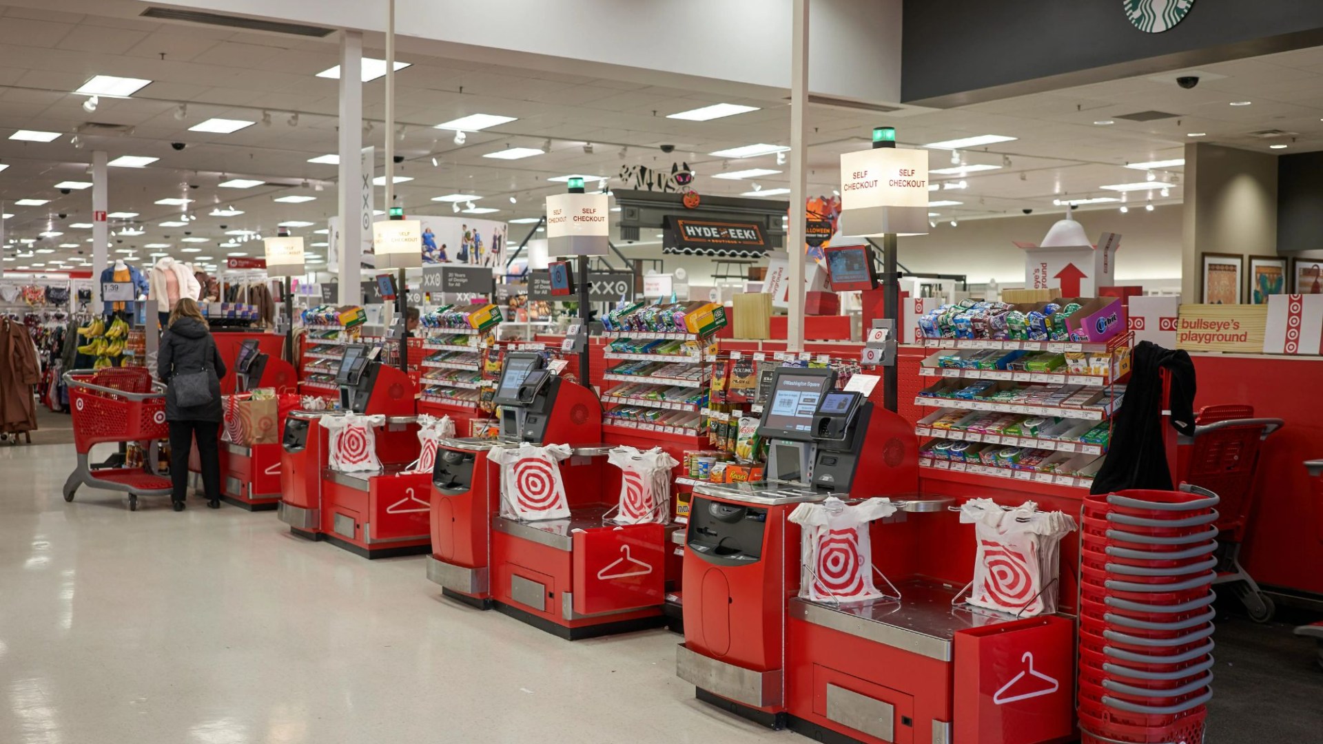 Target shopper promises boycott after ‘checkout issue over bag of chips’ as chain admits ‘they let customer down’ [Video]