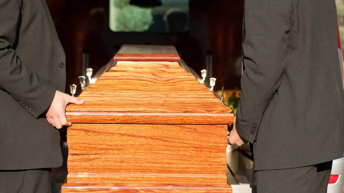 Obesity epidemic sees undertakers report injuries from the weight of heavy coffins [Video]