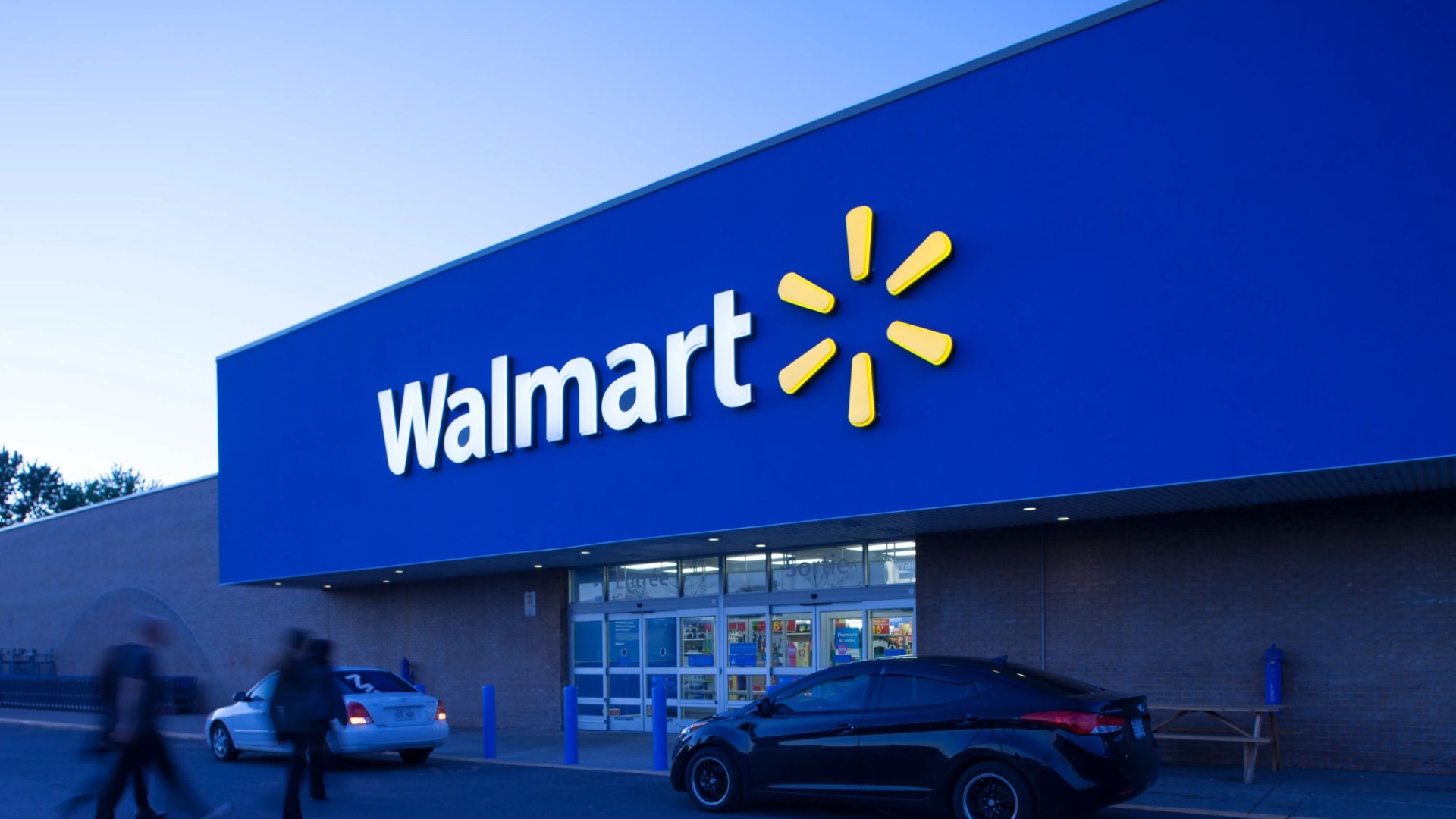 Walmart apologizes after shopper was ‘kicked out of line’ for items – and it’s all because of new policy [Video]