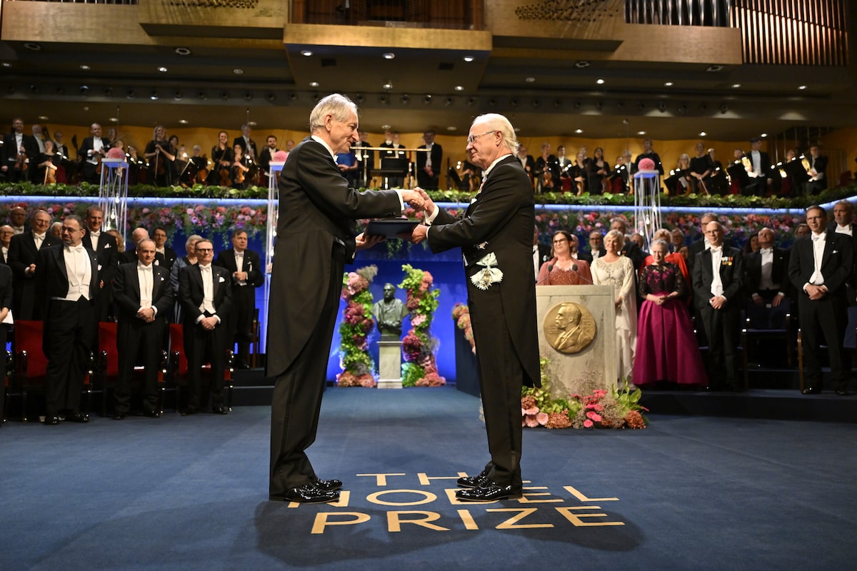 Geoffrey Hinton, AI pioneer and University of Toronto professor, receives Nobel Prize in physics [Video]