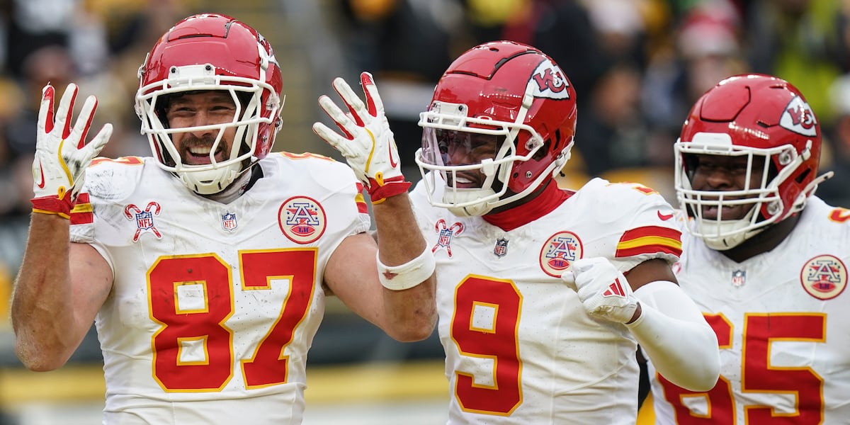 Mahomes throws 3 TDs as Chiefs clinch AFCs top seed by breezing past the skidding Steelers [Video]