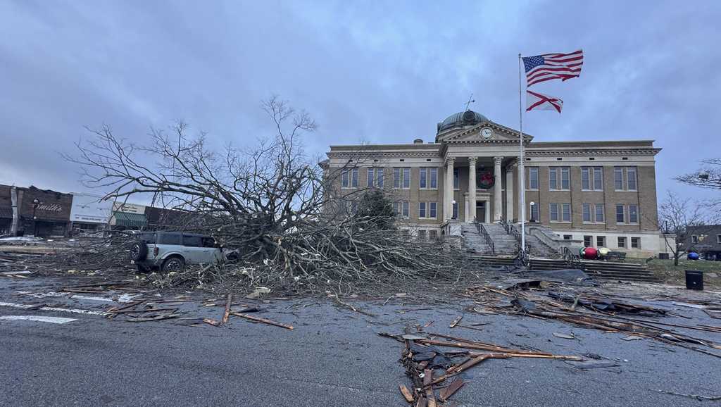 4 killed in a storm system that spawned tornadoes across the south [Video]