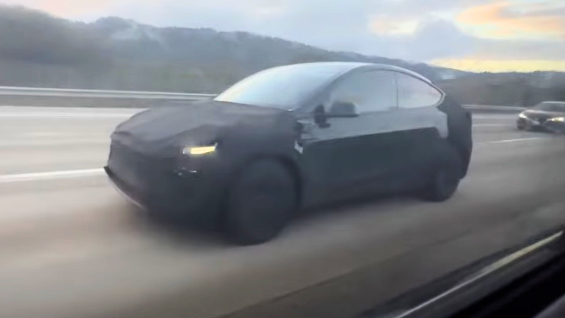 Tesla Model Y Juniper Spotted Cruising on California Highway With Updated Lights [Video]