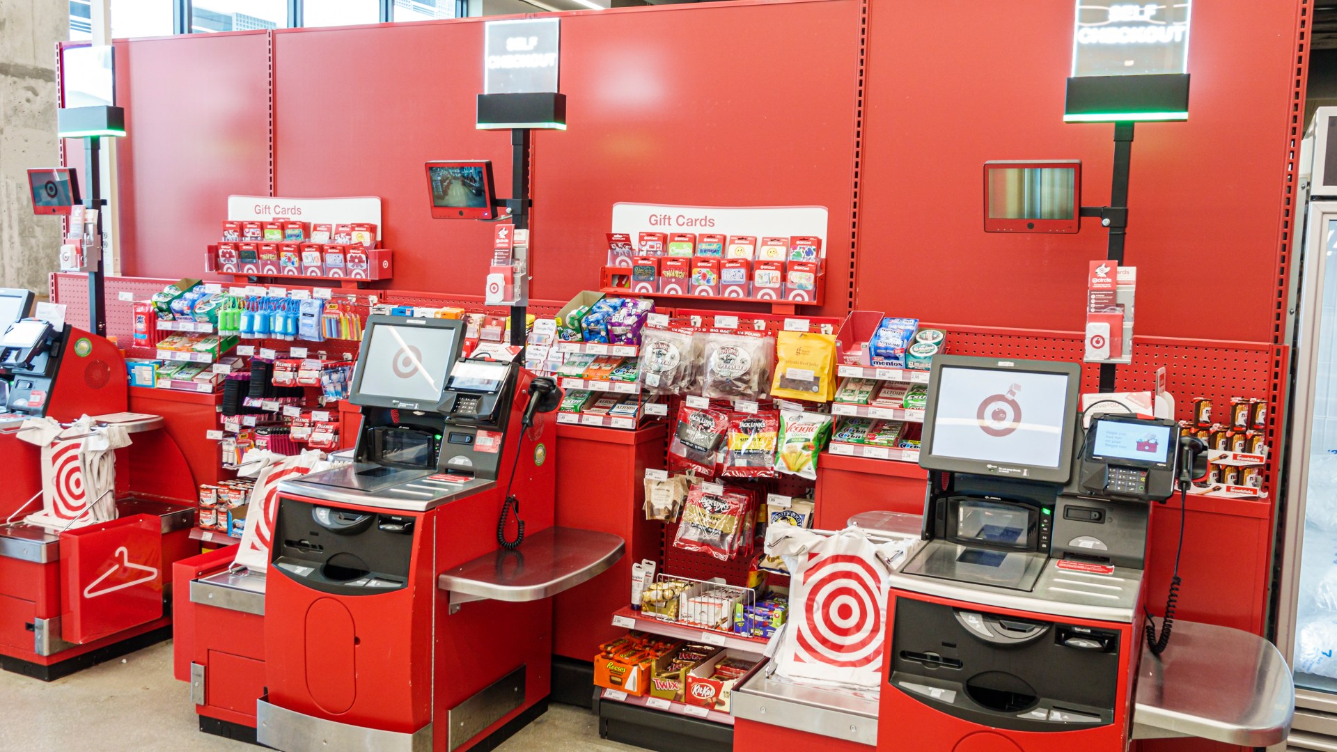 Target says it appreciates shoppers after customer slams checkout line of 30 people but only 2 registers were open’ [Video]