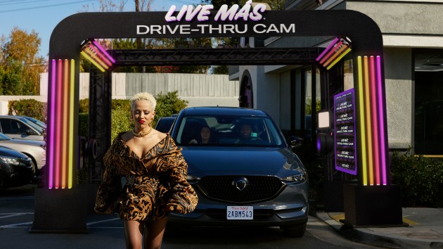 Doja Cat tries to photobomb Taco Bell customers in teaser for Super Bowl ad  KS95 94.5 [Video]